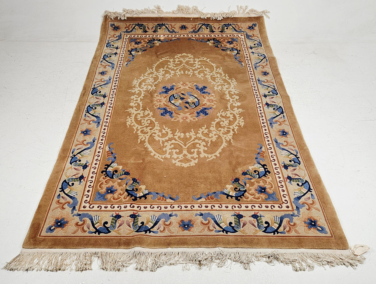 MATTA, Kina, ca. 274x183 cm.