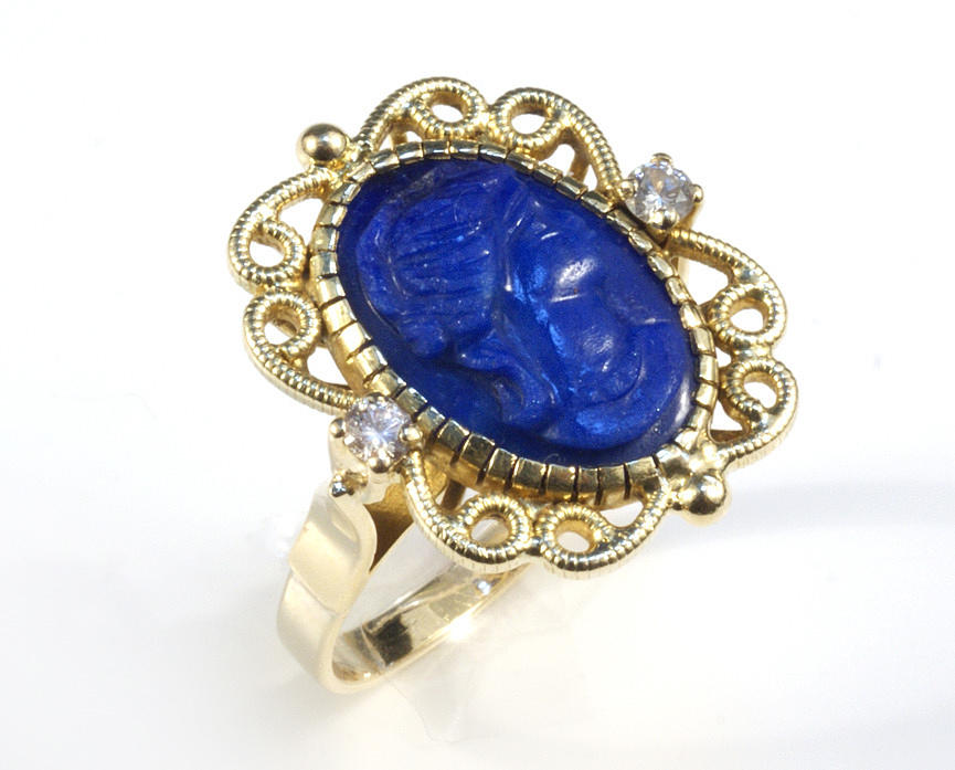 LAPISRING. 2 diamanter ca. 0,11 ct, lapis lazuli snidad ca. 15,5 x 11,0 mm.