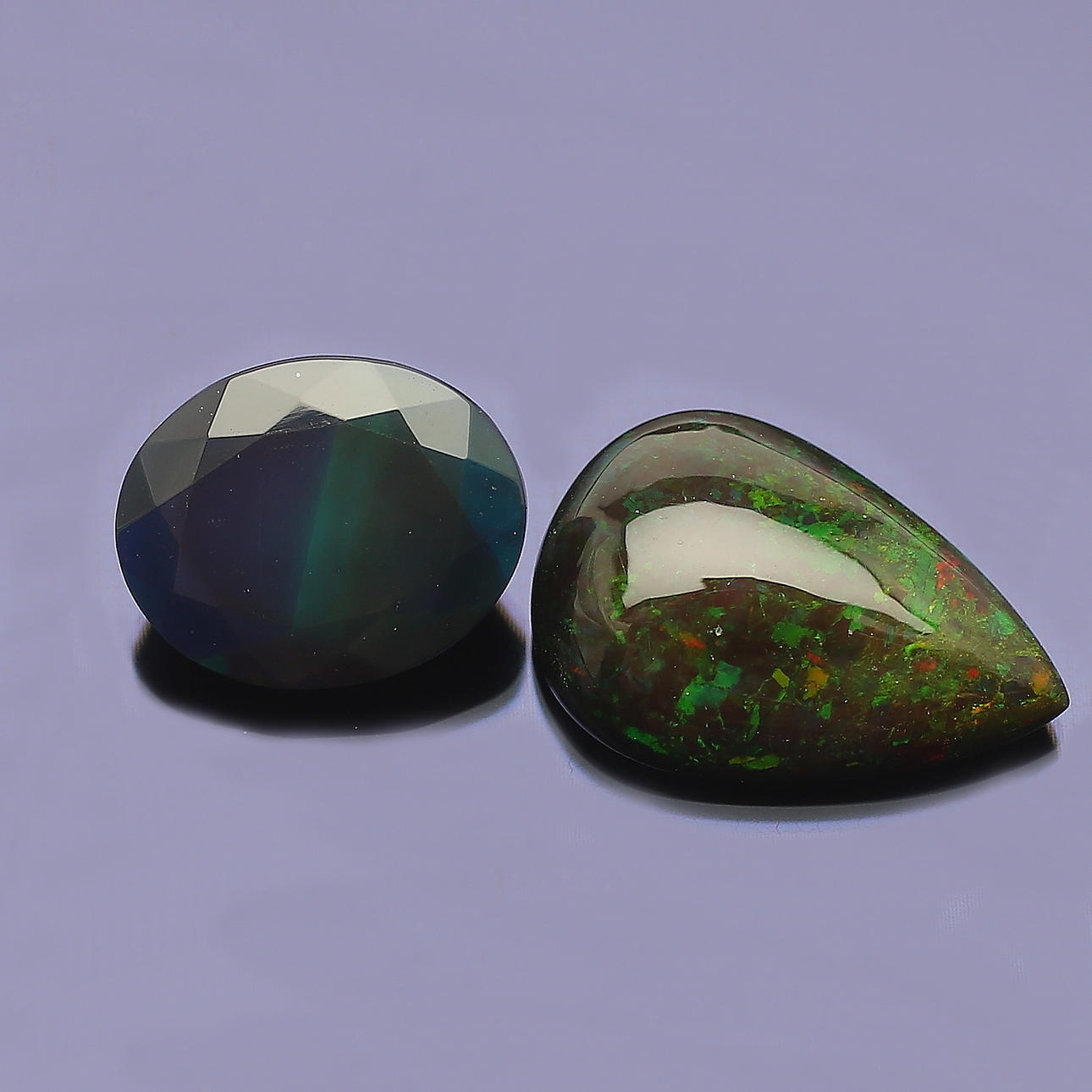 OPALER, 2 st, svart samt grön, tot 3,95 ct.