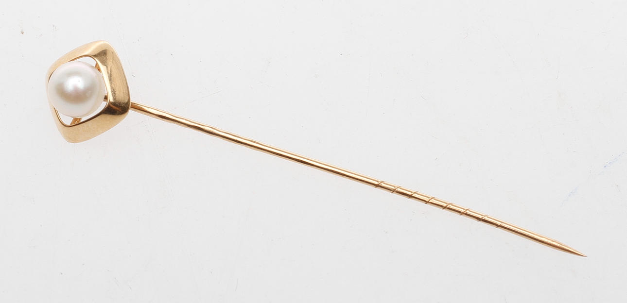 NÅL, 18k guld med pärla, Alton, Falkenberg 1967, vikt ca 1 gram.