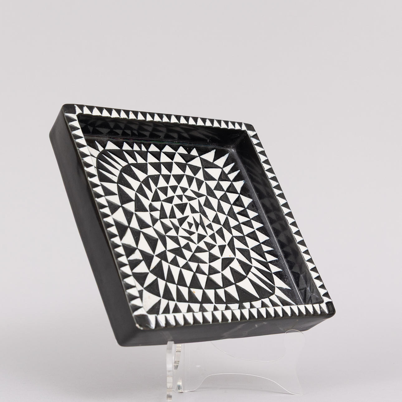 STIG LINDBERG. Dish, Domino, Gustavsberg. Ceramics & Porcelain