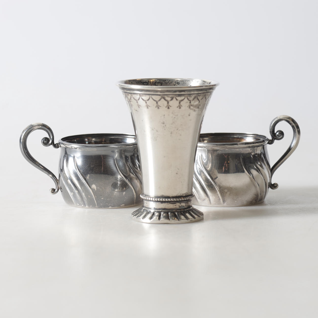 SKROTSILVER, 3 delar. Totalvikt ca 157 g.