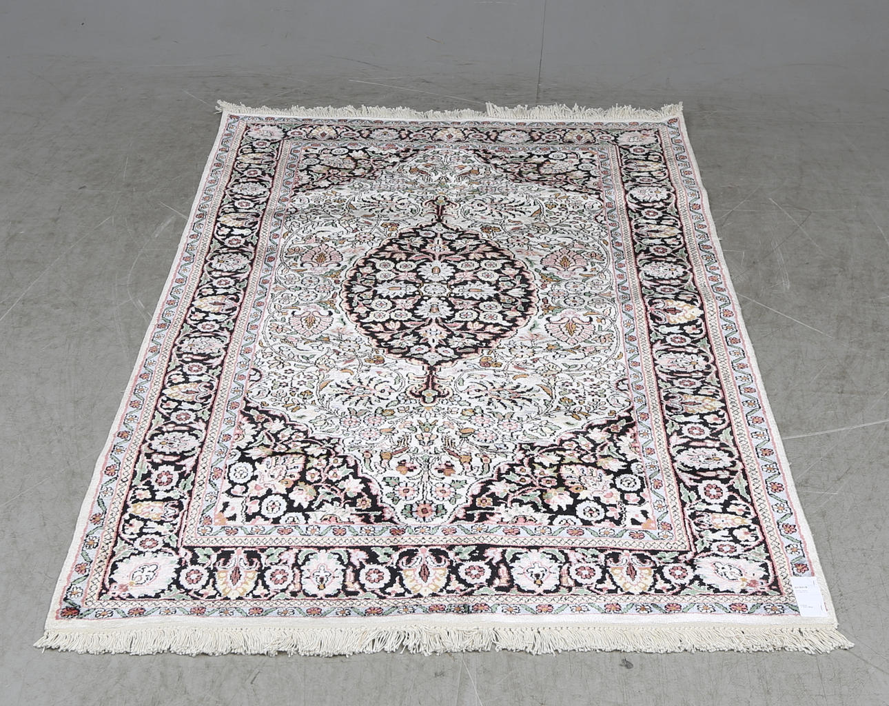 MATTA, orientalisk, figural kashmir, delvis silke, ca. 190x118 cm.