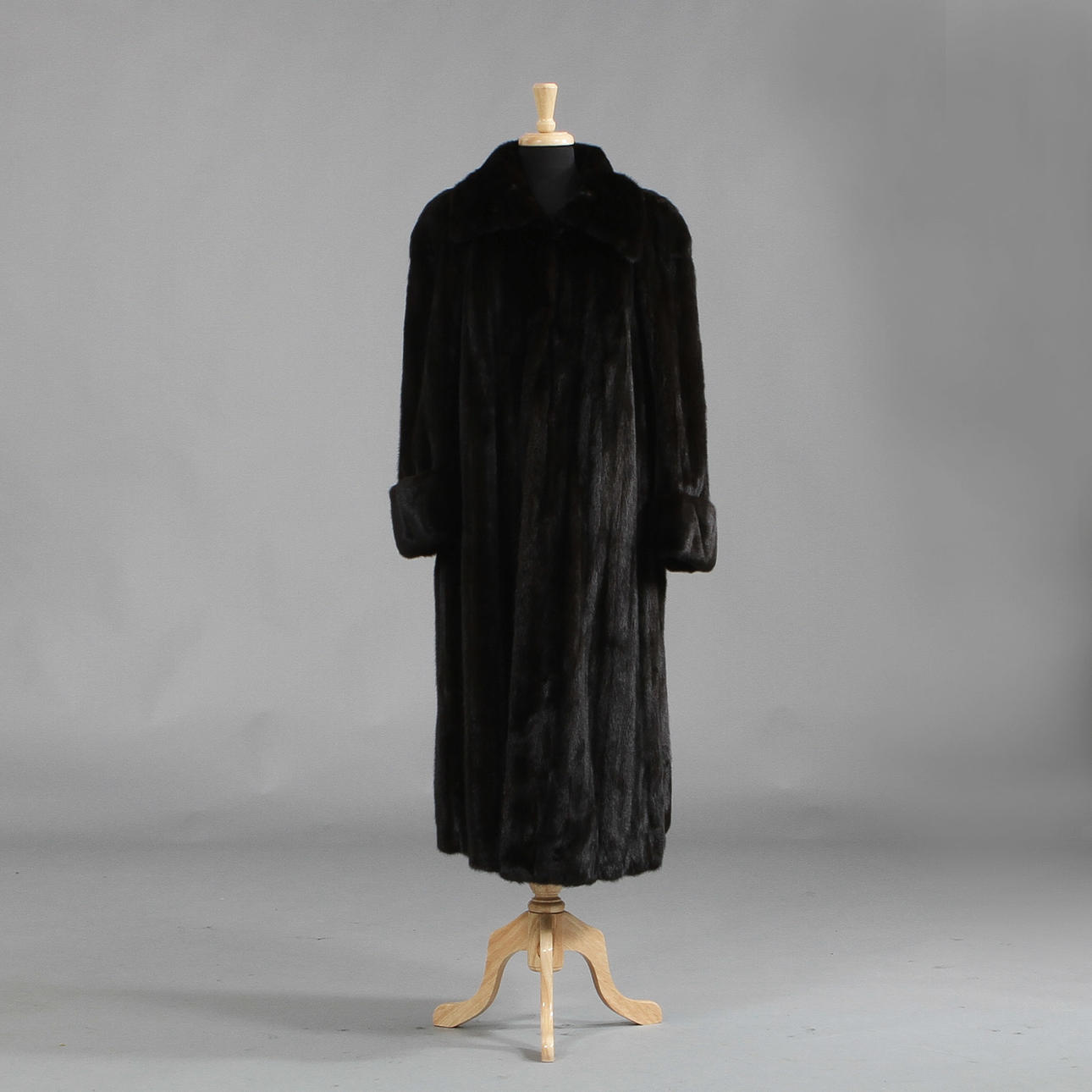 MINKPÄLS, helryckt, Saga Mink.