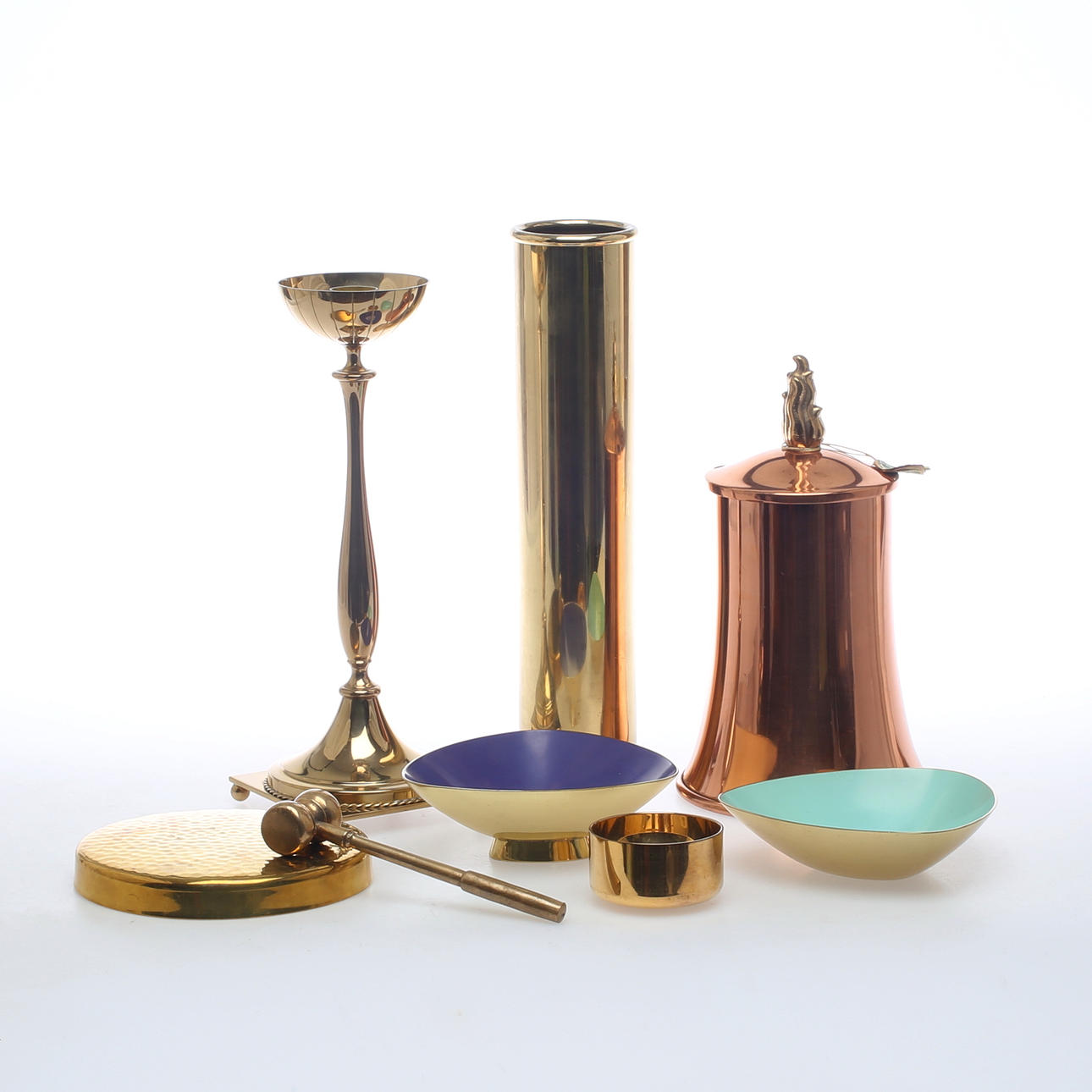 PARTI MÄSSING OCH KOPPAR, 7 delar, Ystad Metall samt Skultuna, bland annat Gunnar Ander, Pierre Forsell, 1900-tal.