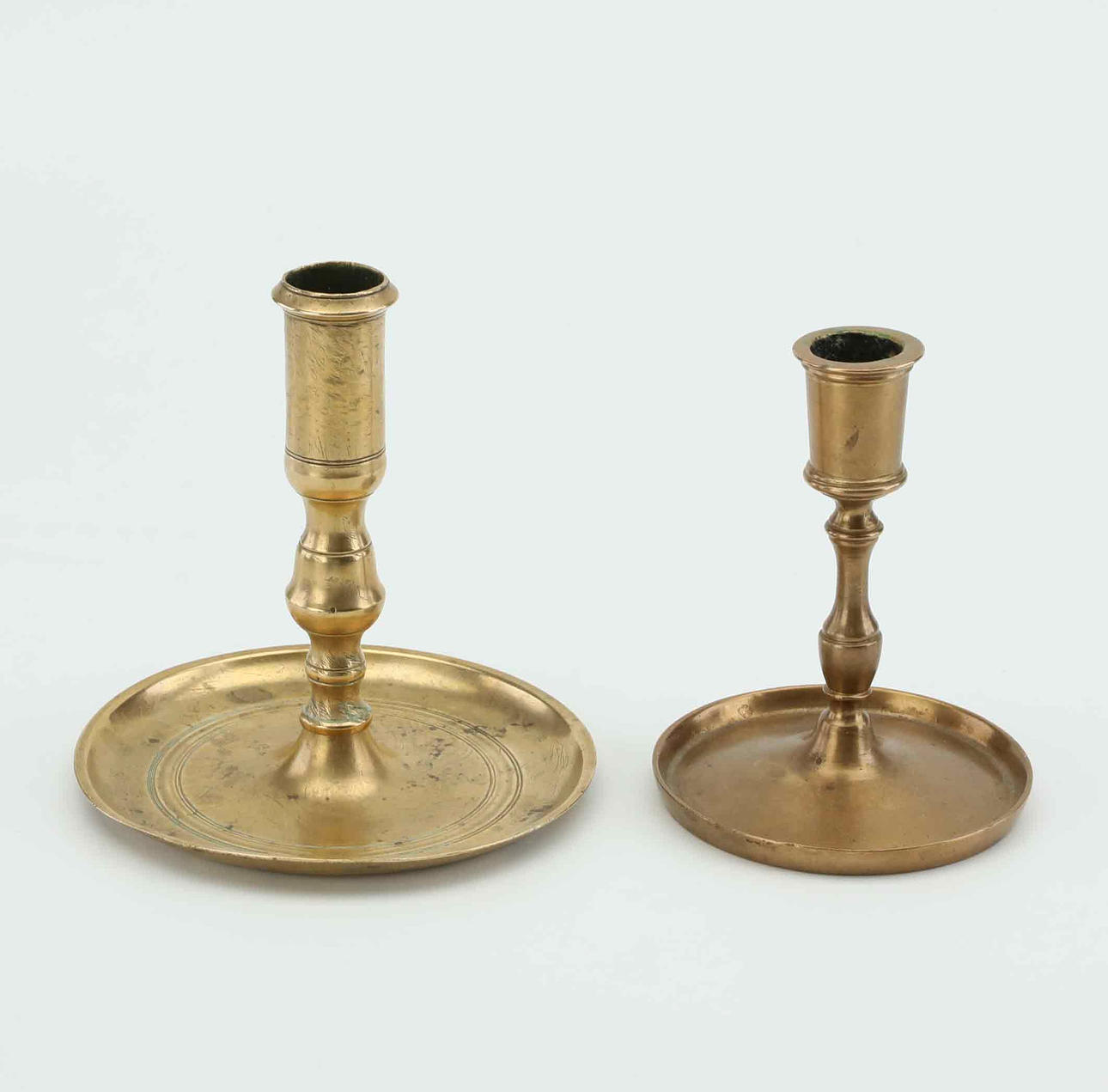 LJUSSTAKAR, 2 st, mässing, senbarock, 1700-tal.