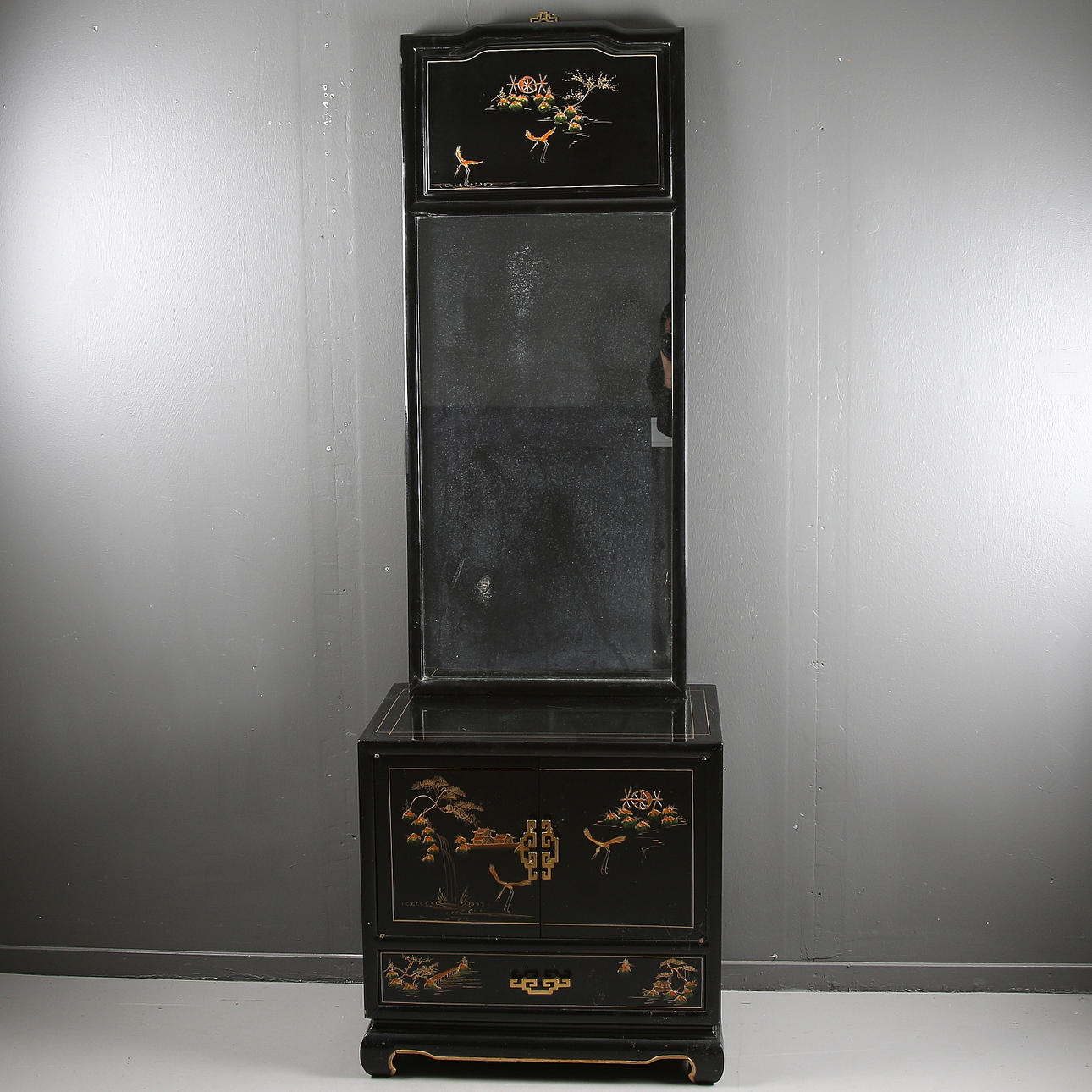 BYRÅ och SPEGEL, lackarbete, Kina, 1900-talets andra hälft.