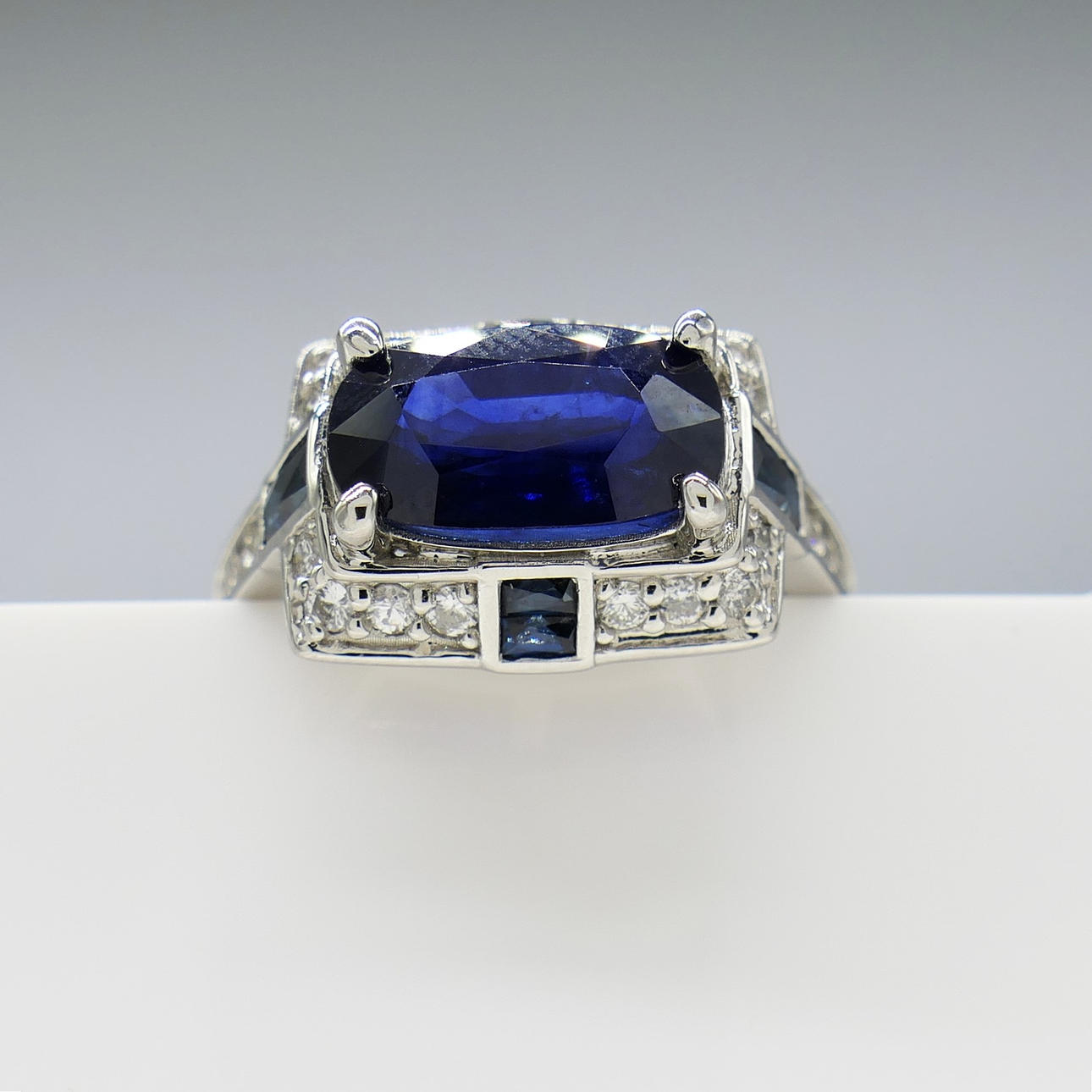 EXCITING SAPPHIRE & DIAMOND ring.
