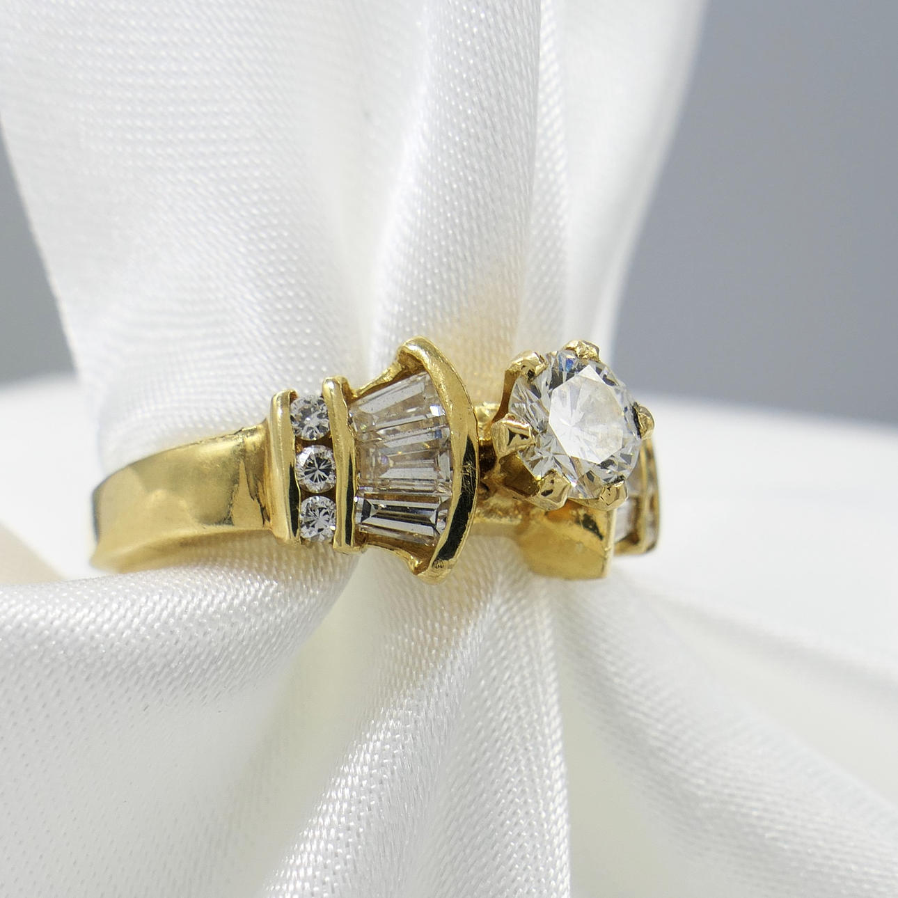 18K YELLOW GOLD DIAMOND ring.