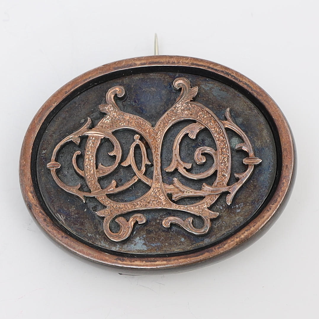 BROSCH/HÄNGE, troligen silver, med monogram.