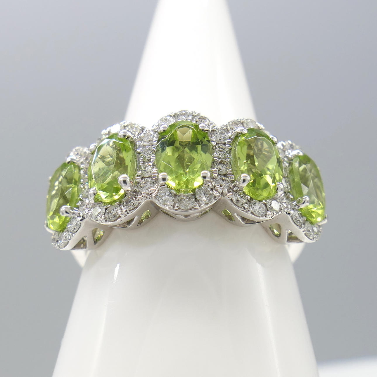 PERIDOT & DIAMOND white gold ring.