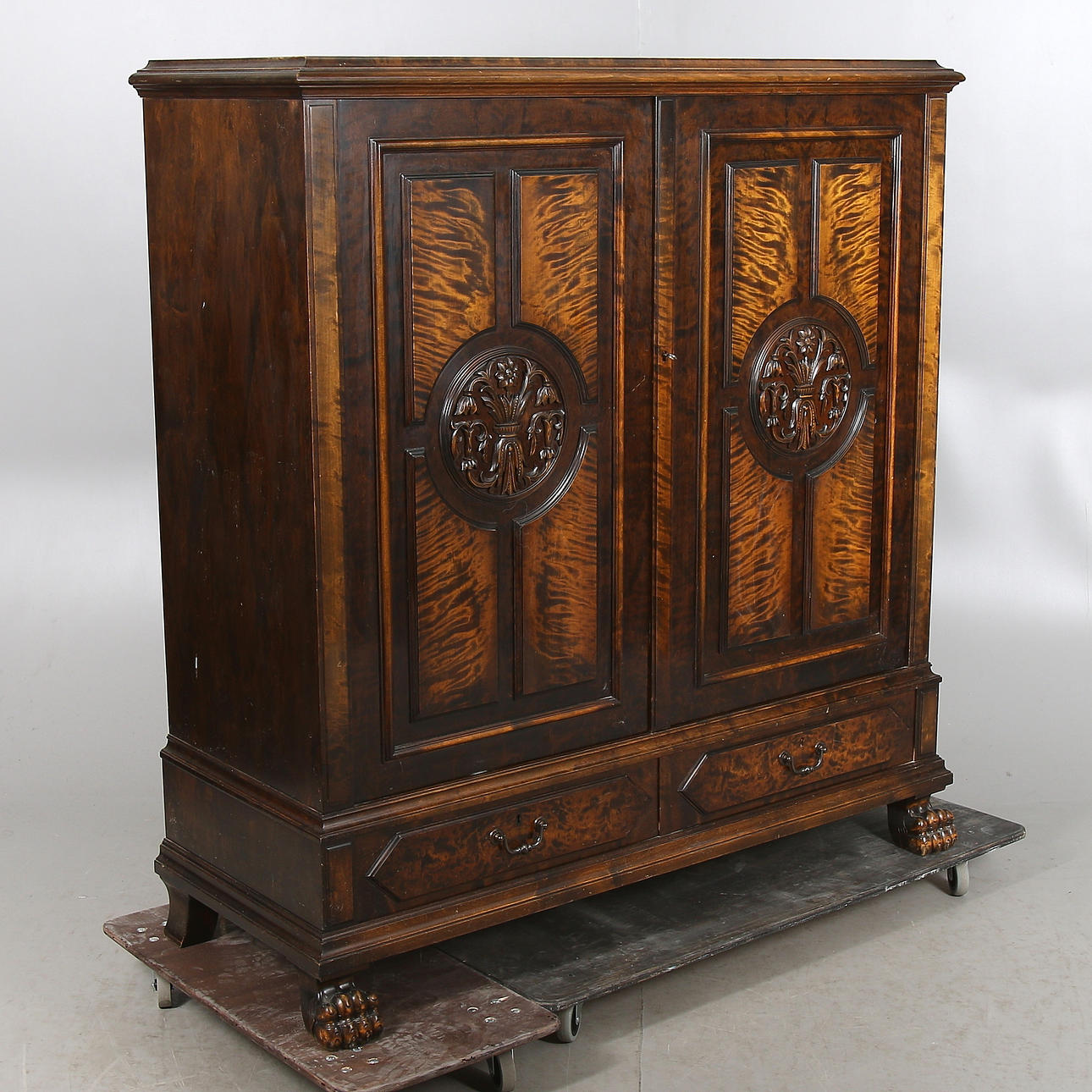 LINNESKÅP mörkbetsad björk, 1930/40-tal.