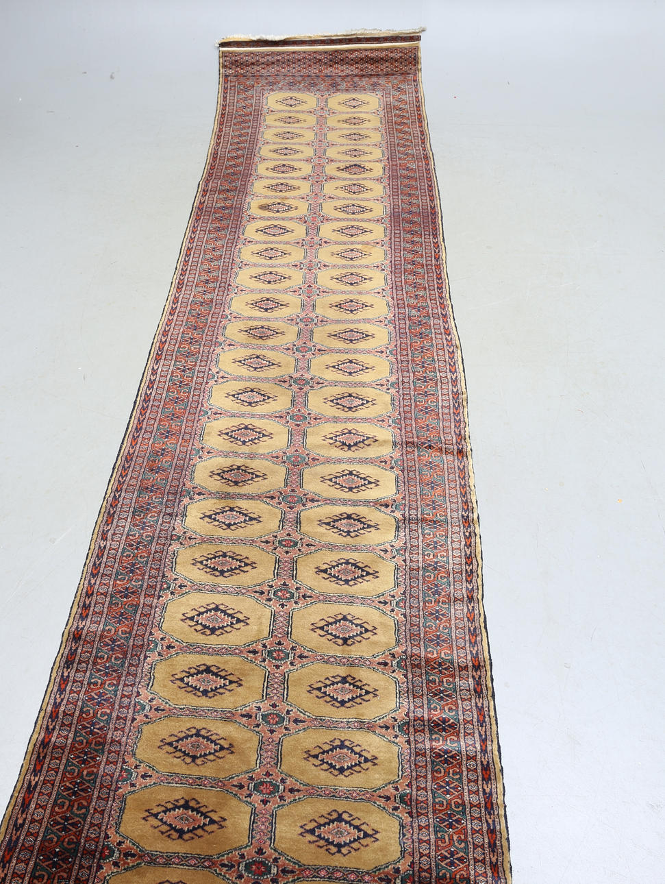 GALLERIMATTA, orientalisk, ca 420 x 96 cm.