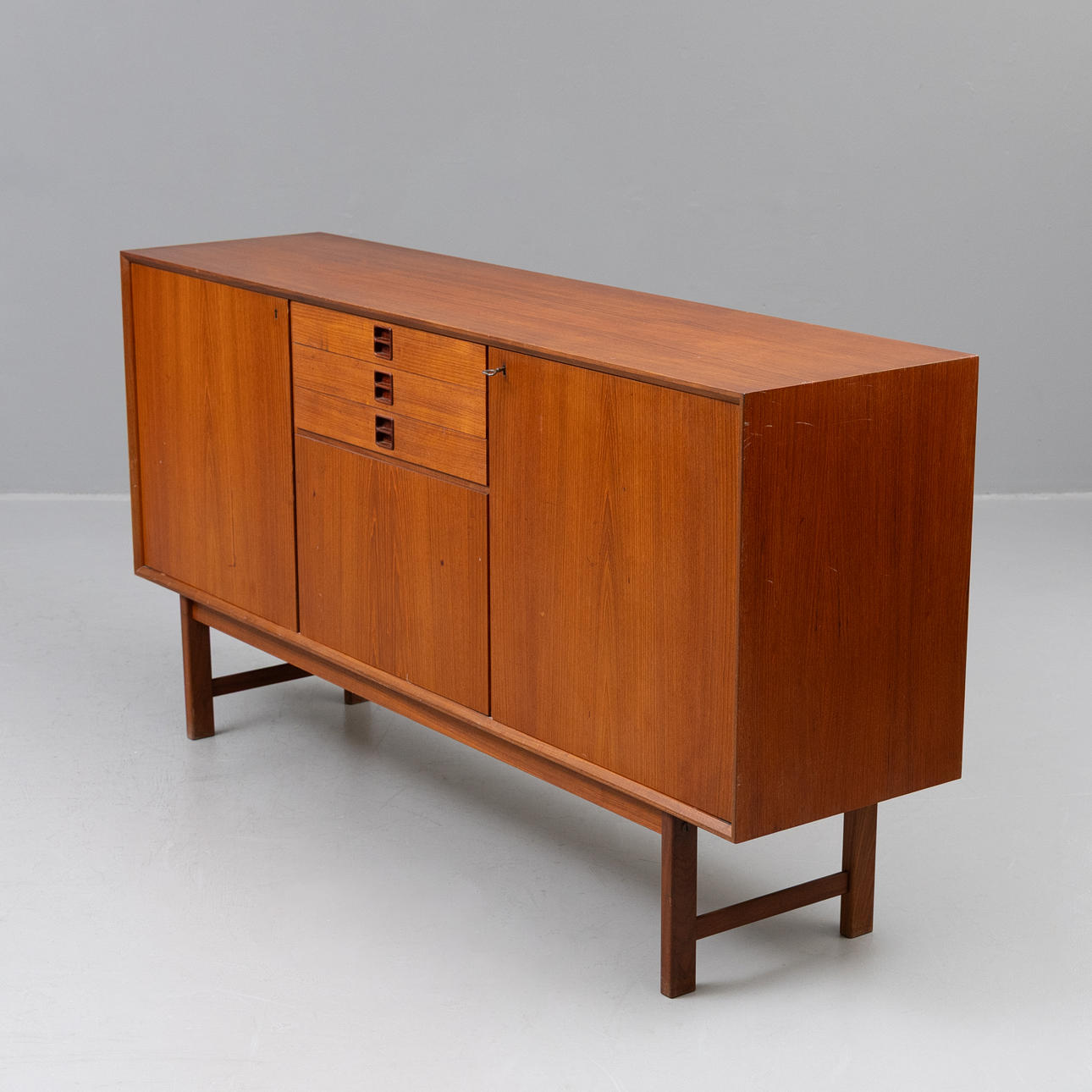 SIDEBOARD, teakfanér, 1900-talets mitt.
