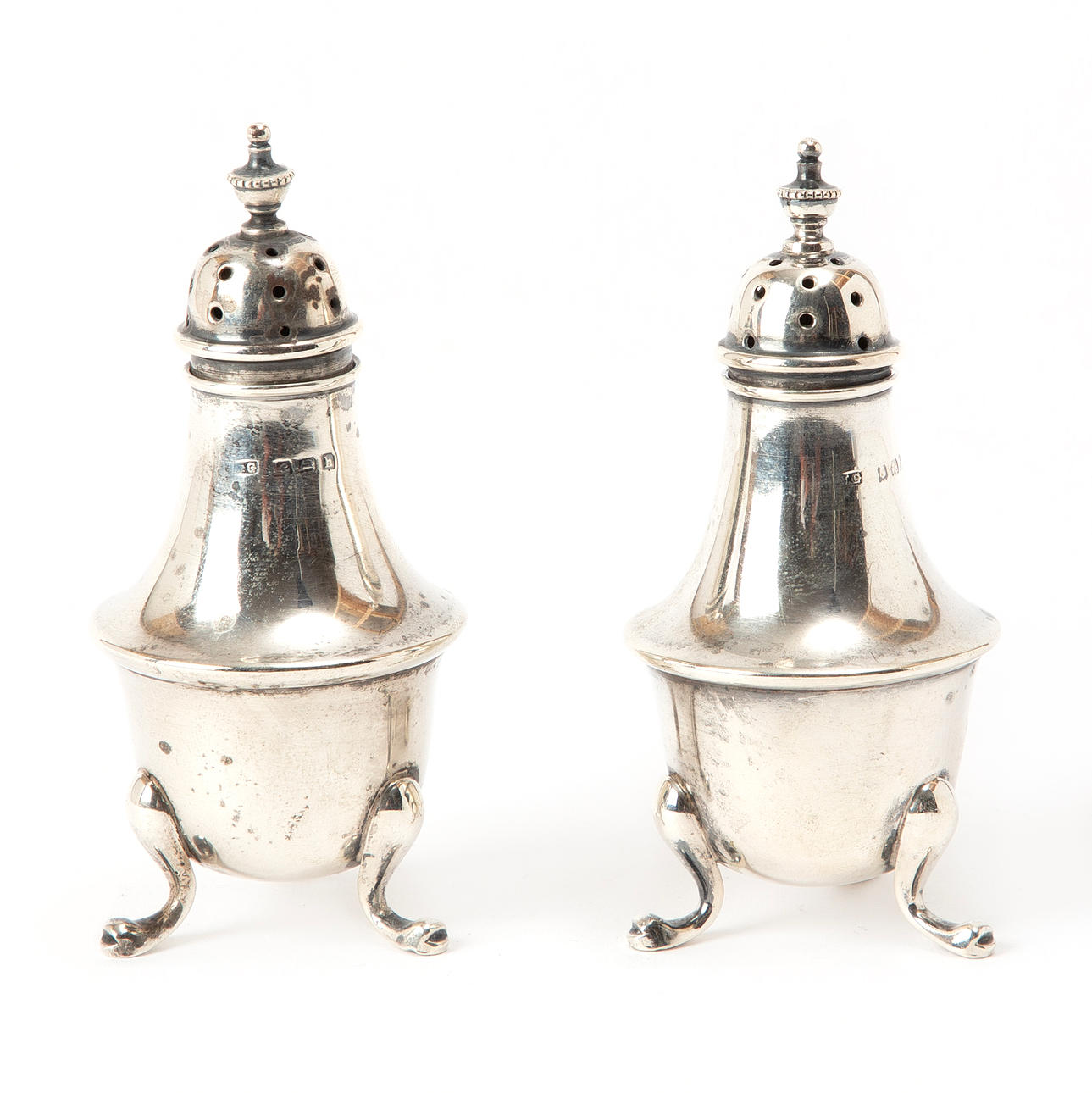 SALT & PEPPER SHAKERS, silver, Birmingham, 1907.