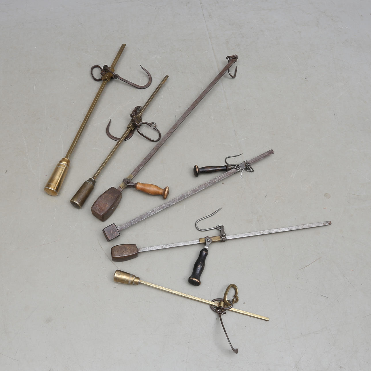 BESMAN, 6 st, järn samt mässing, en daterad 1861.