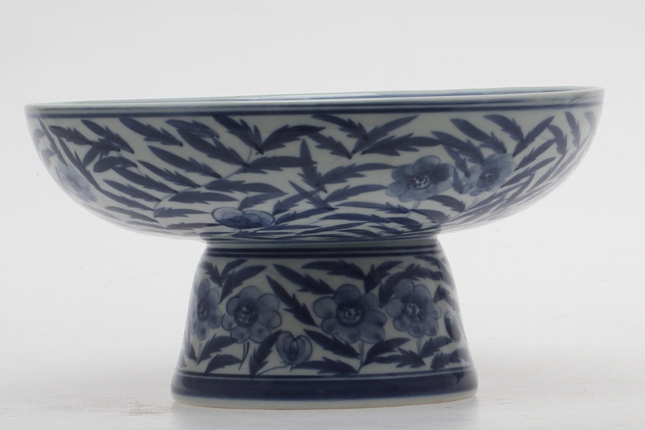 SKÅL PÅ FOT, porslin, Kina.