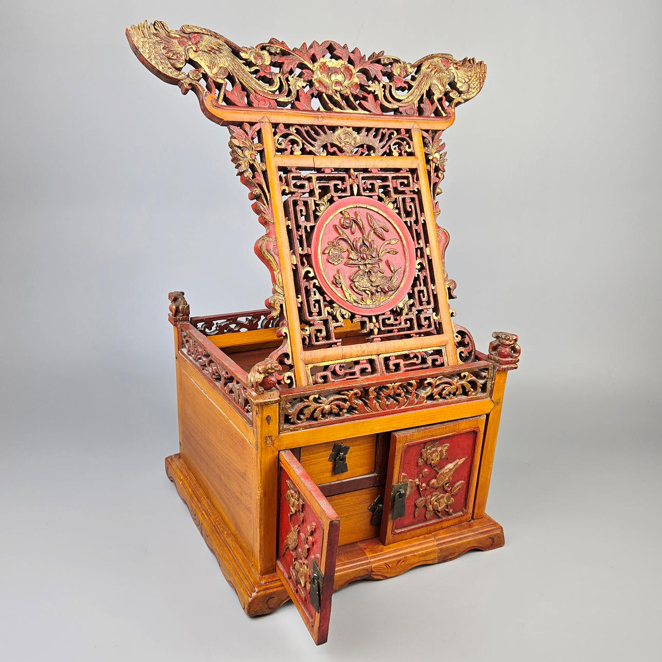 ANTIQUE CHINESE DRESSING BOX.