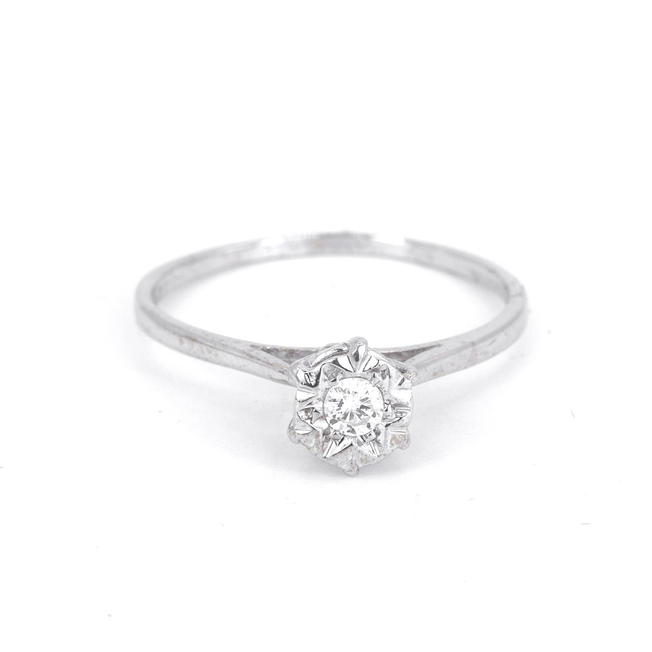 18CT WHITE GOLD DIAMOND SET SOLITAIRE RING.