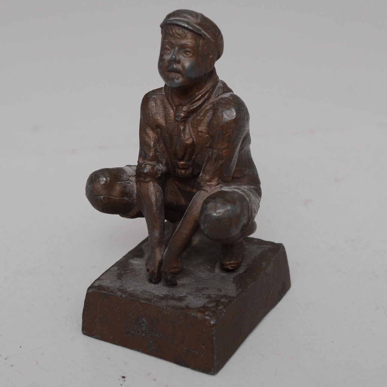 SKULPTUR, hukande gosse.