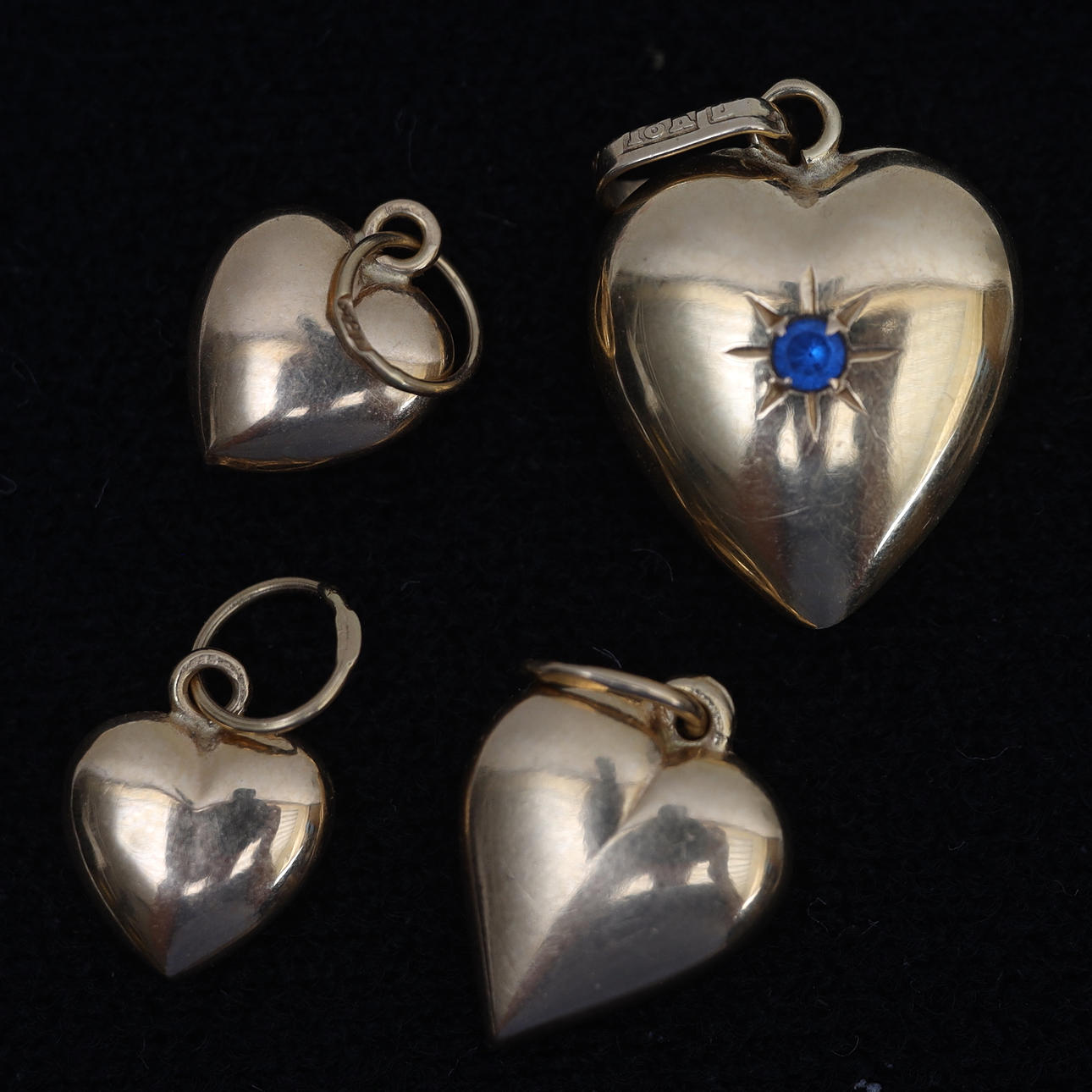 HÄNGEN 4st, hjärtformade, 18k, guld.