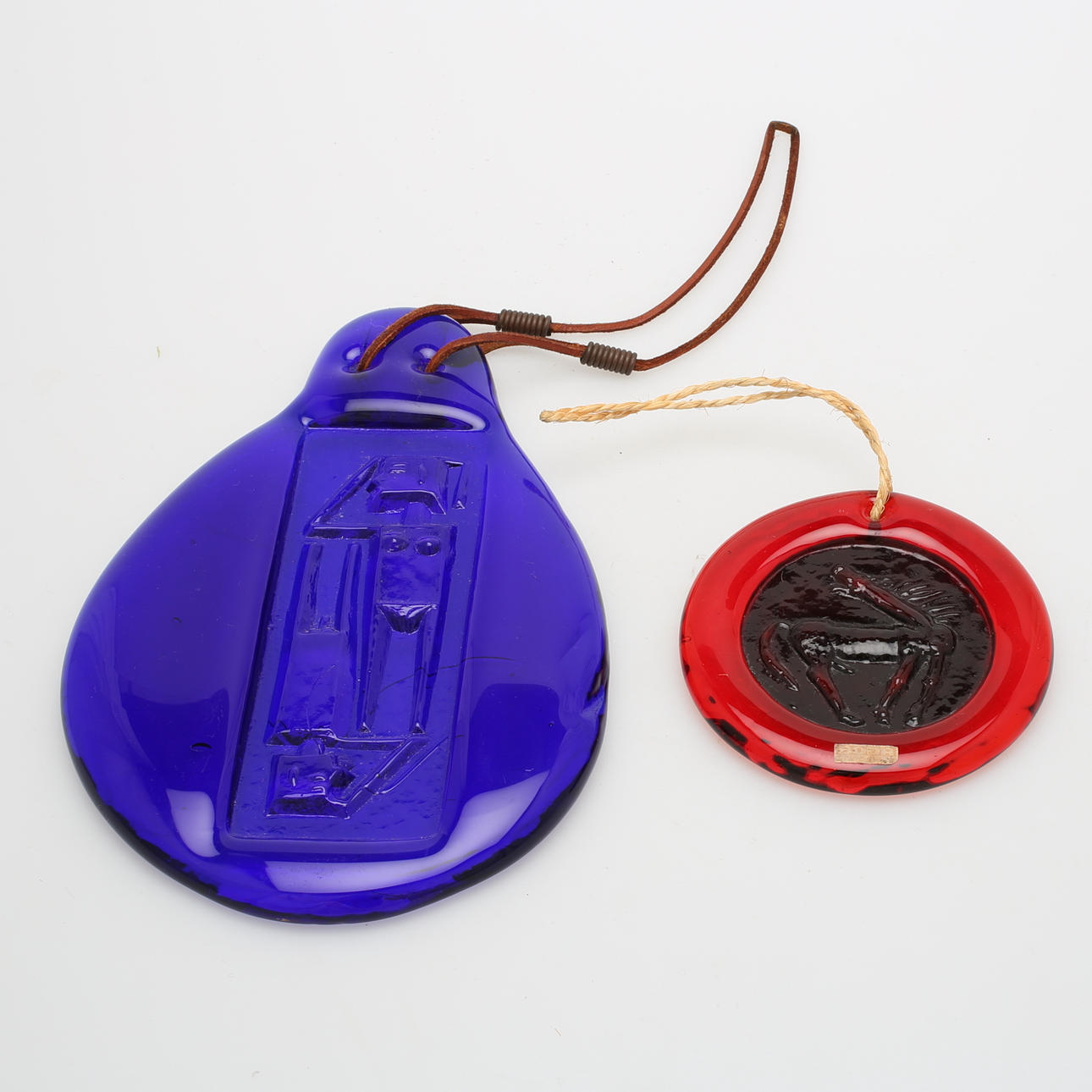 FÖNSTERSMYCKEN/RELIEFER, 2 st, glas, Erik Höglund.