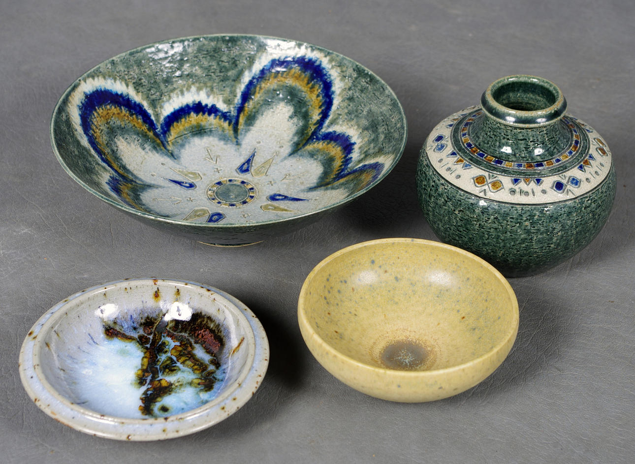 KERAMIKFÖREMÅL, 4 stycken, diameter 12,5-22 cm.