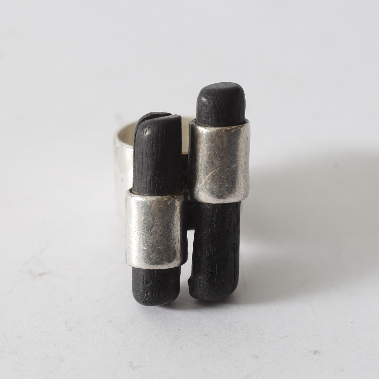 OIDENTIFIERAD KONSTNÄR. Cocktailring, sterlingsilver & svärtat trä, 2000. Totalvikt ca 15,9 gram.