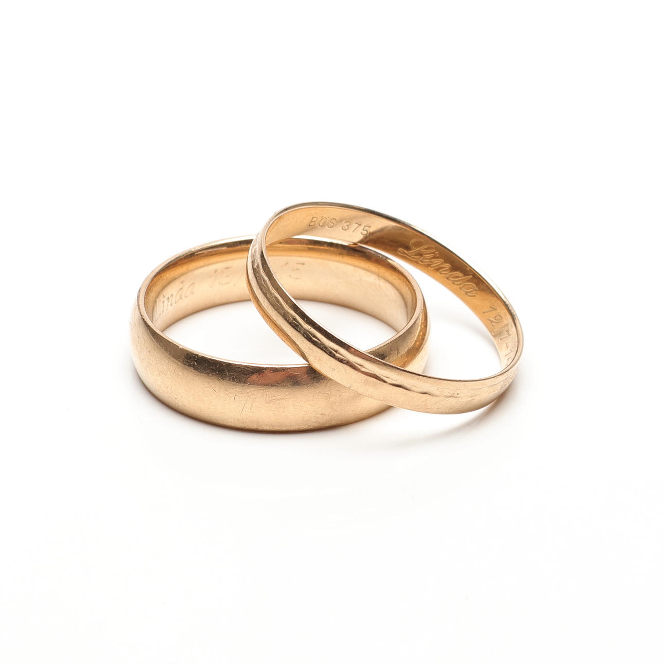 RINGAR, två stycken, guld, 9k, vikt ca 8,3 gram.