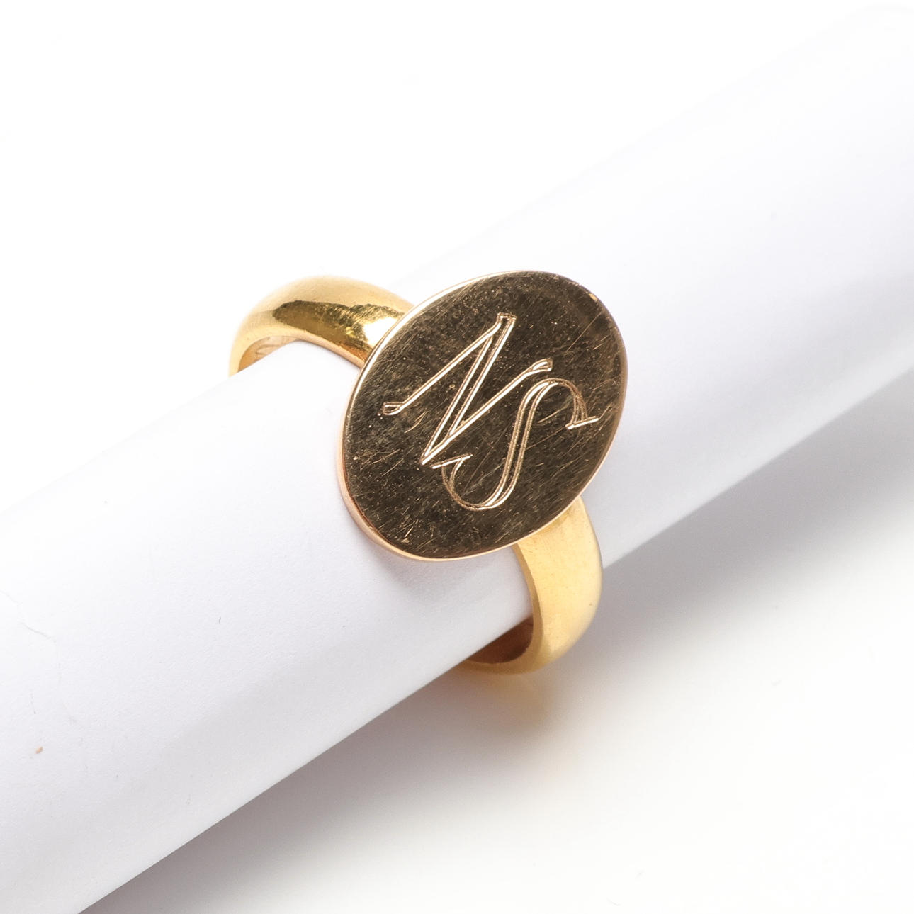 RING med SKÖLD, guld, 18k-23k, ca 11 gram.