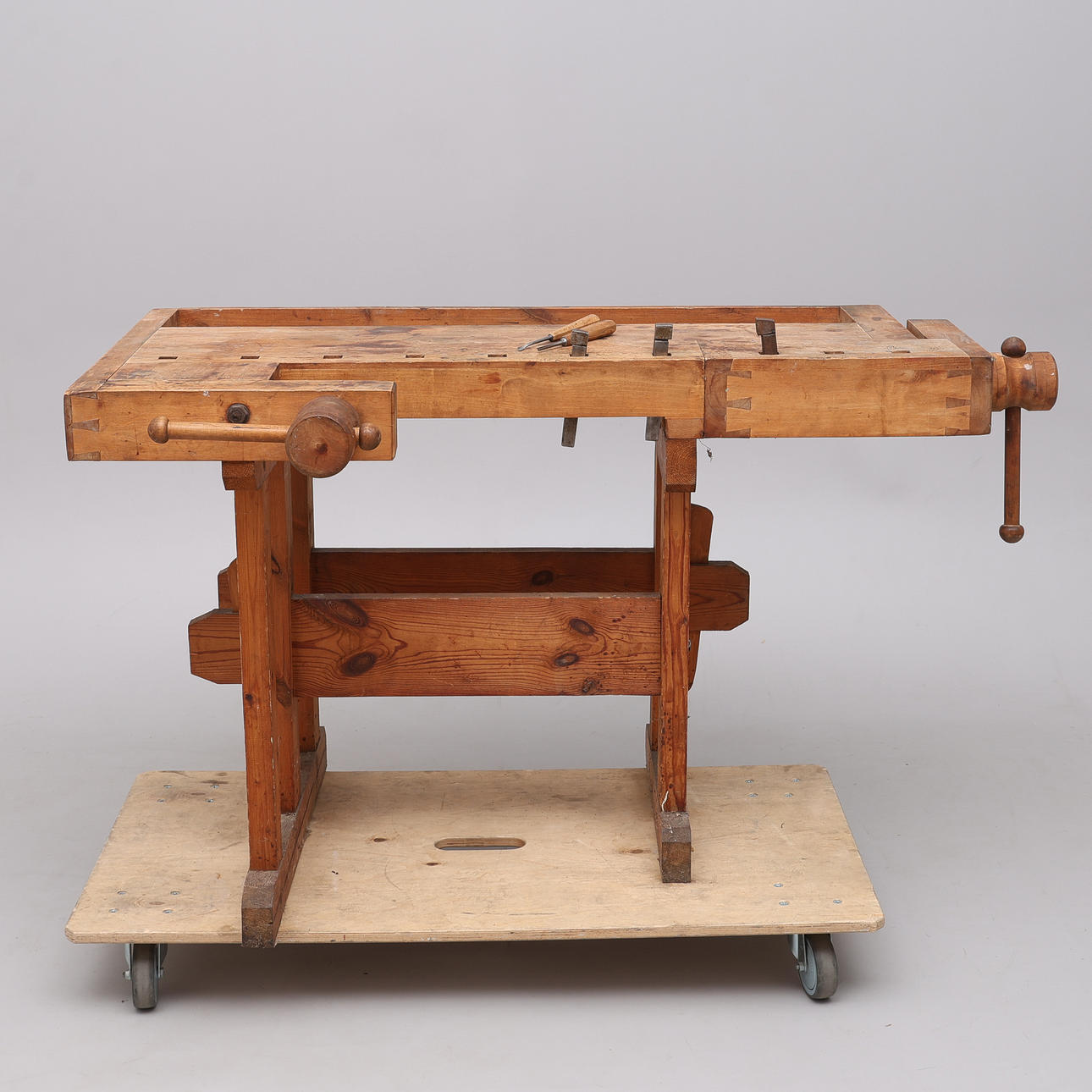 OLDER WORKBENCH AND 2 CARVING CHISELS.