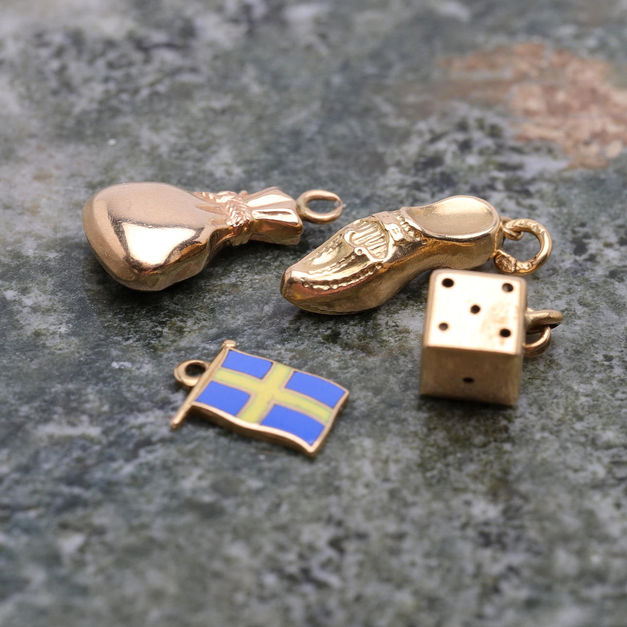 BERLOCKER, 4st, 18k guld, totalvikt ca 3,69g.