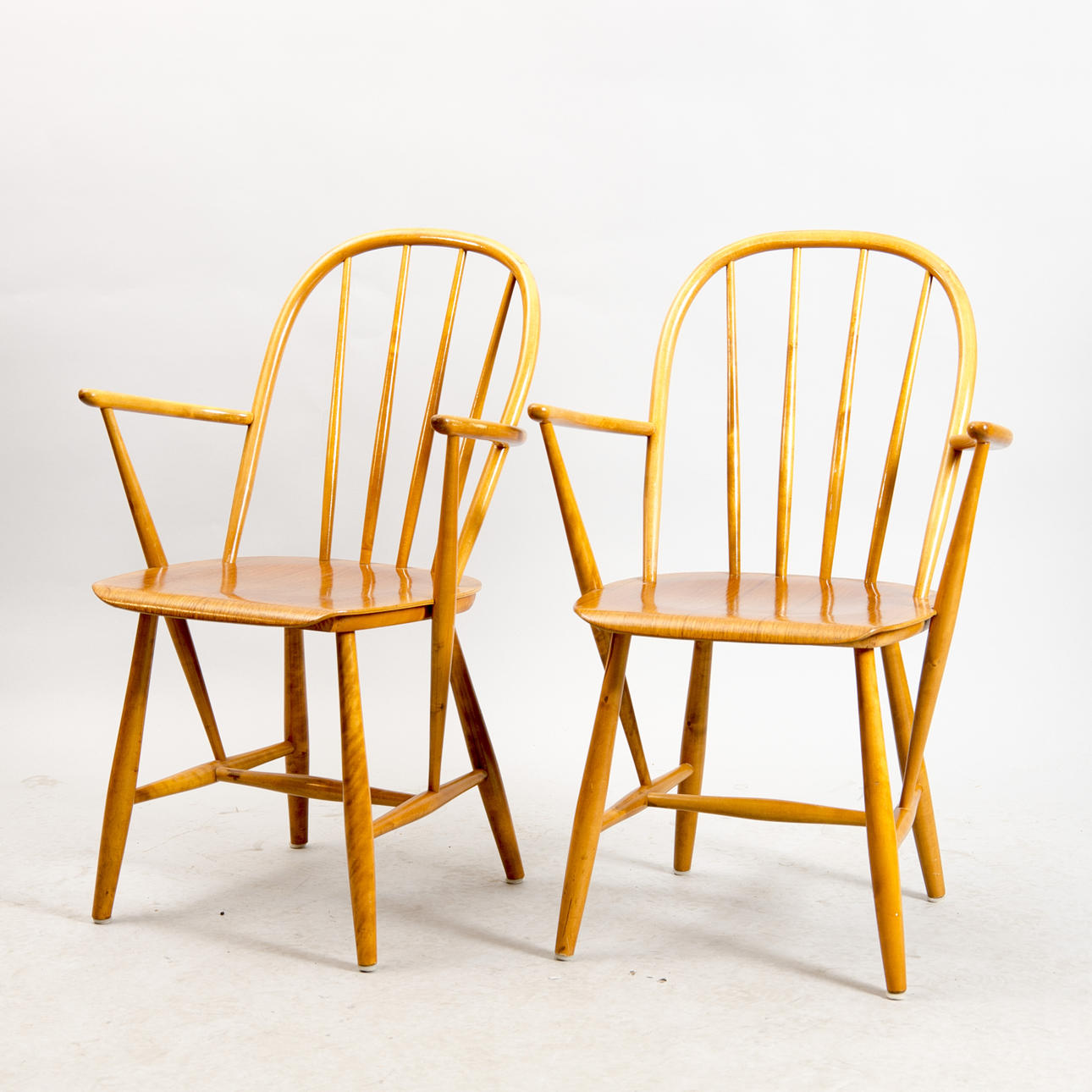 KARMSTOLAR, 1 par, teak/björk, 1900-talets mitt.