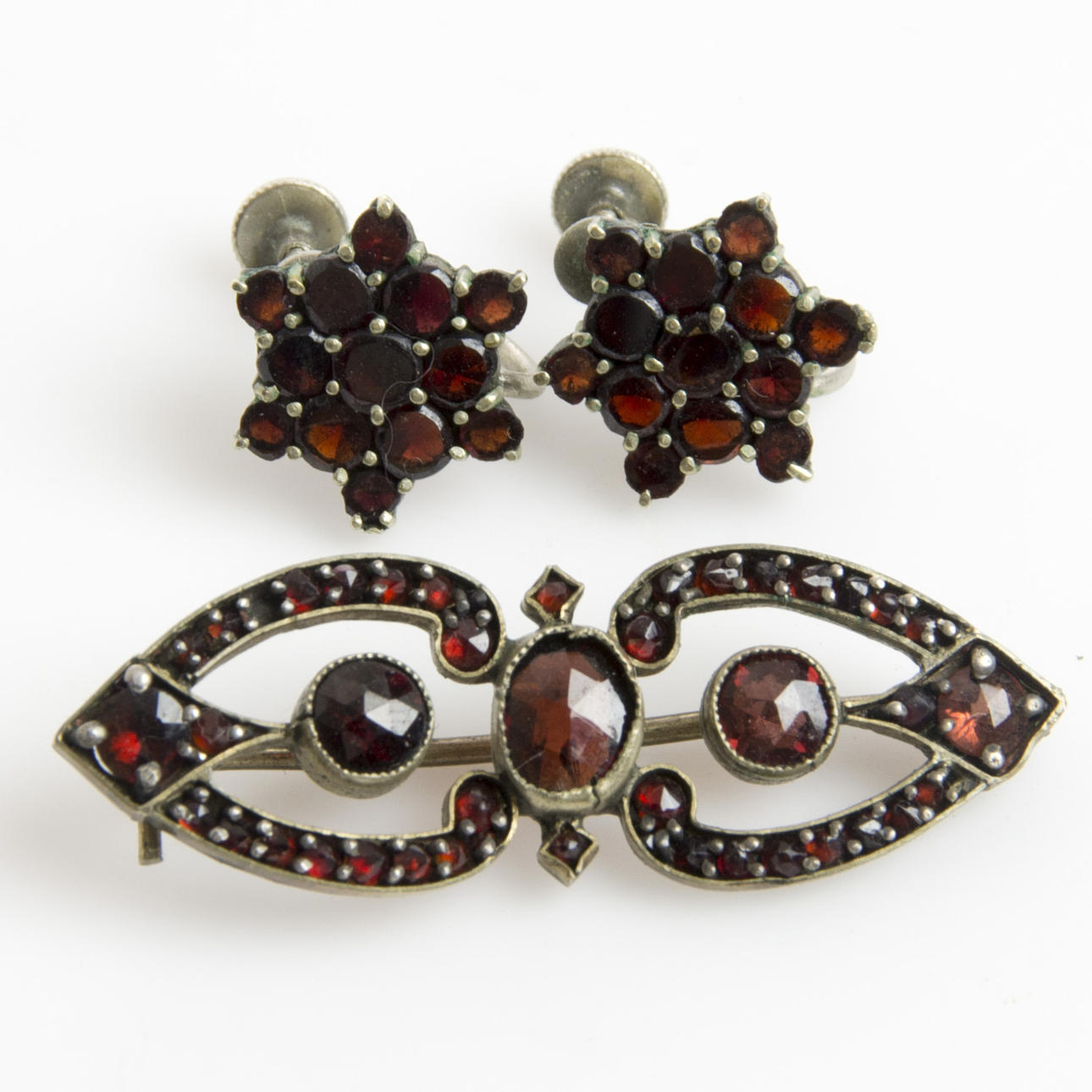 BROCHE Y PENDIENTES granates.