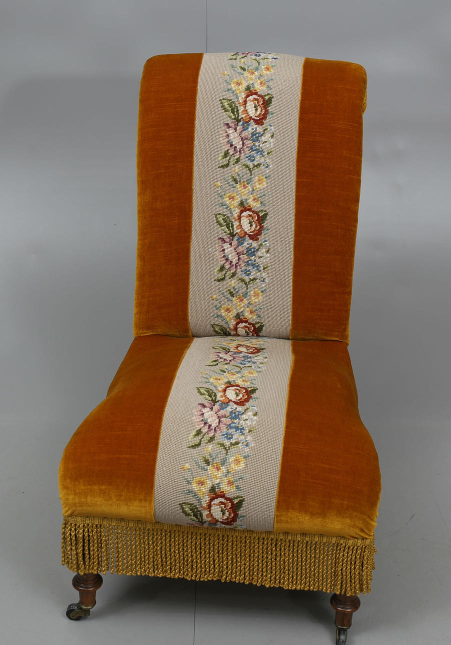 FÅTÖLJ, delvis med broderi, 1800-talets fjärde kvartal.