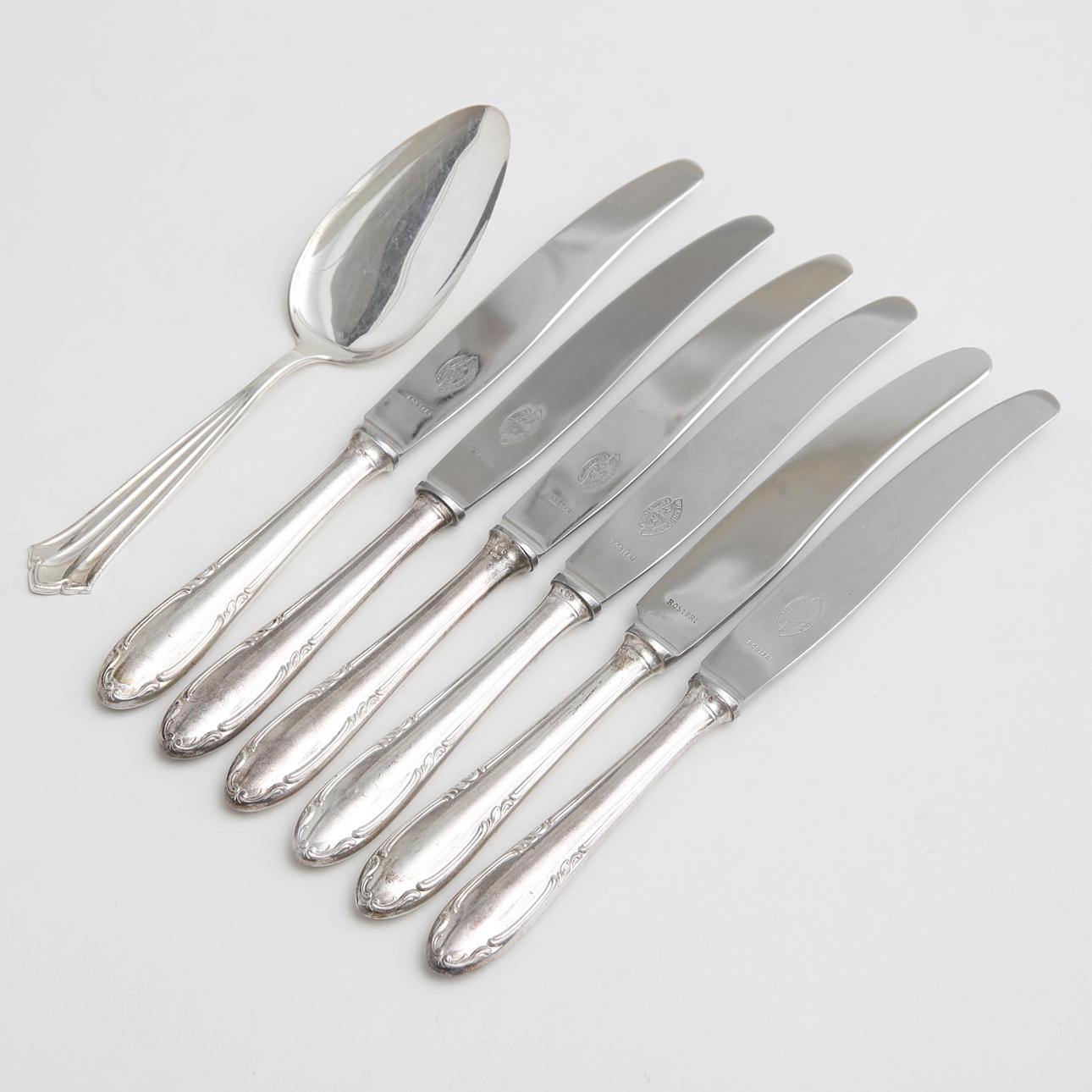 SILVER, knives and cake slice, total weight 452 grams.