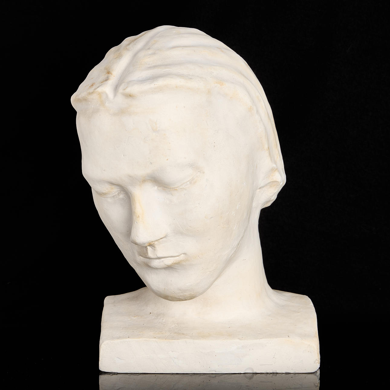 SKULPTUR, Kvinnohuvud, monogramsignerad och daterad EN-53, gips
