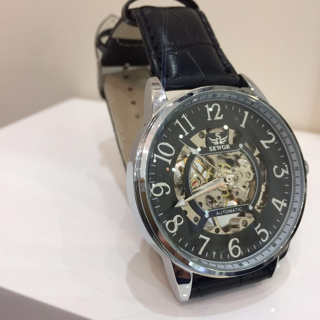 Sewor Automatic Skeleton Svart ansiktsklocka.