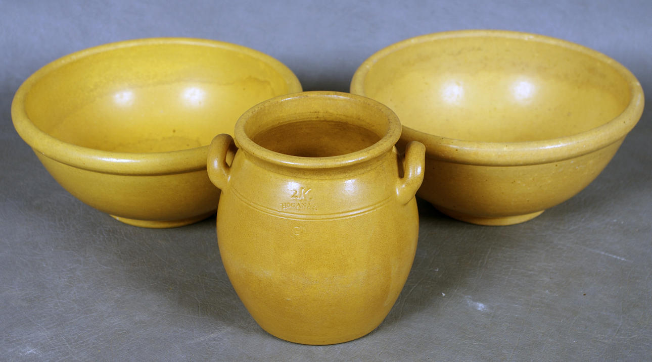 KERAMIKFÖREMÅL, 3 stycken, gul keramik, Höganäs.