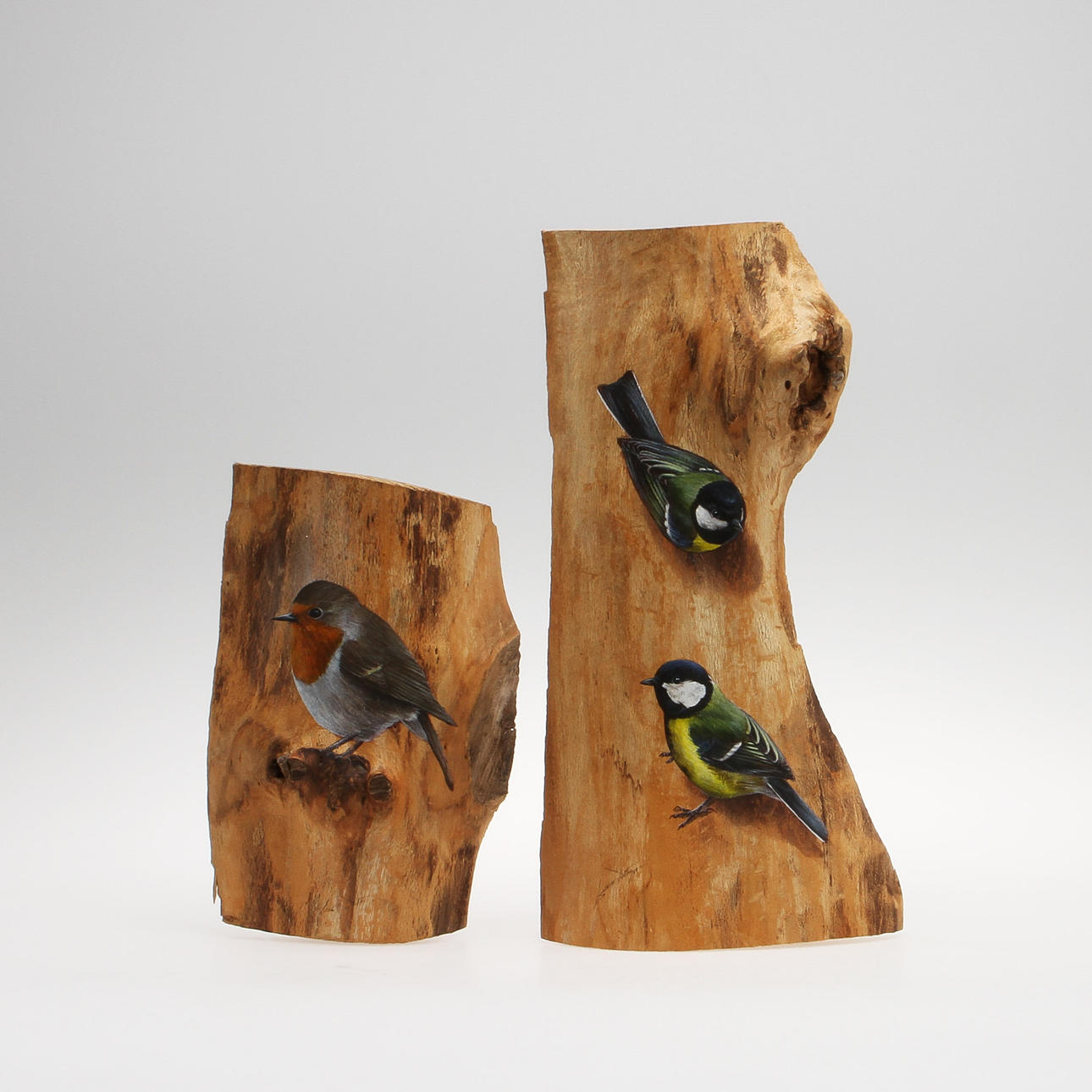 GUNNAR PETTERSSON. Väggreliefer, 2 st. Rödhake och blåmes. Olja på trä, signerade.