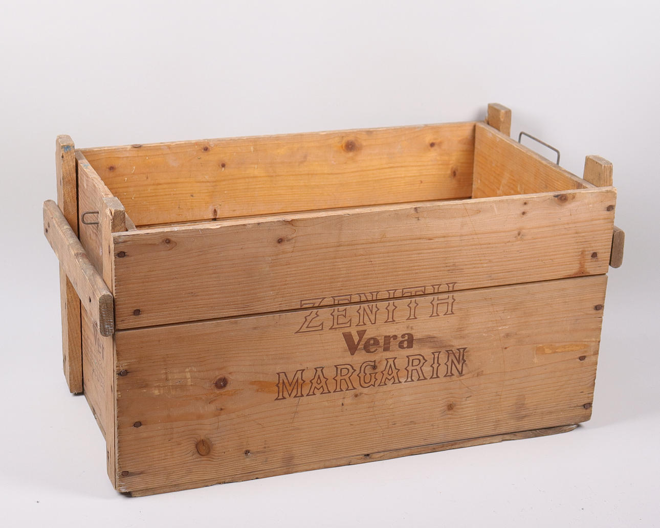 TRÄLÅDA, Zenith Vera Margarin.