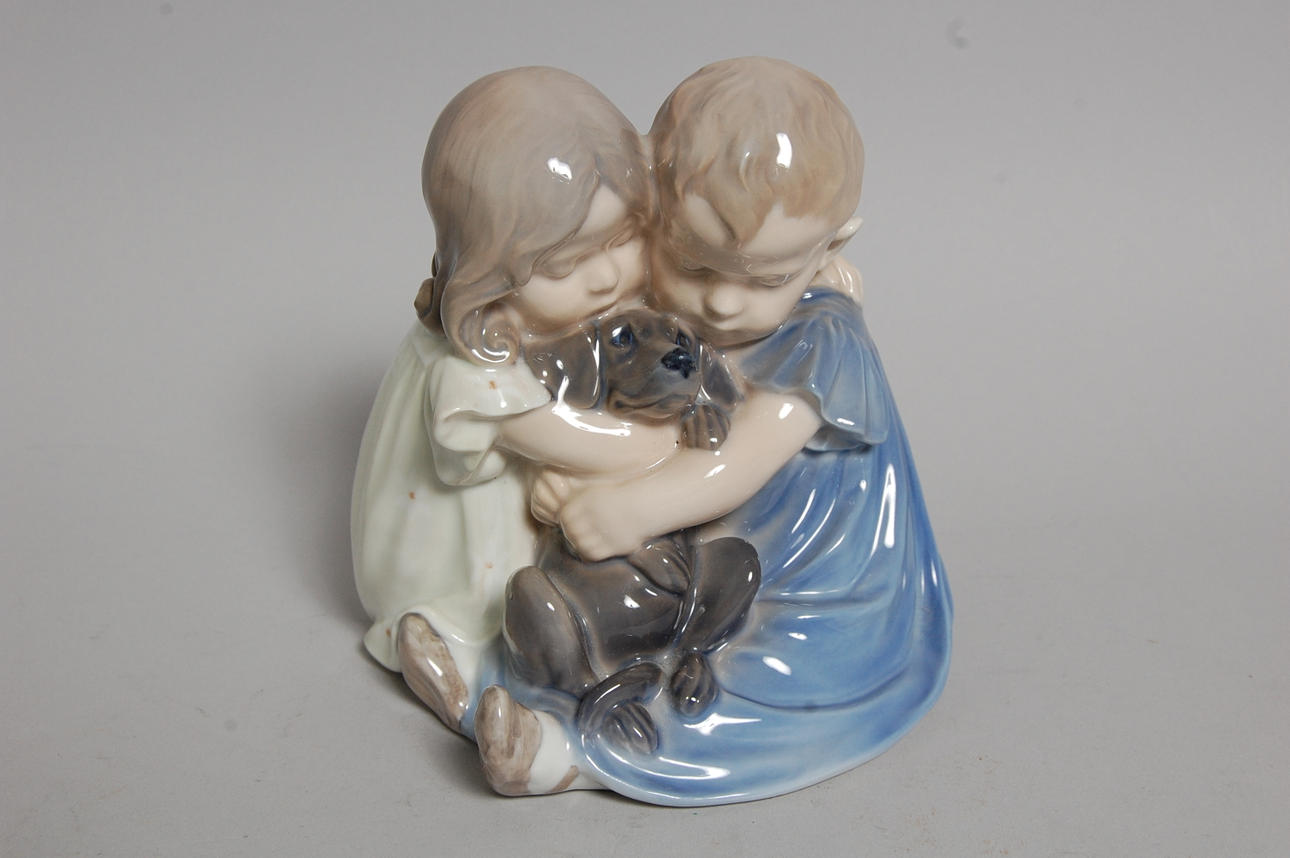 FIGURIN, porslin, " Barn med hund " Royal Copenhagen.