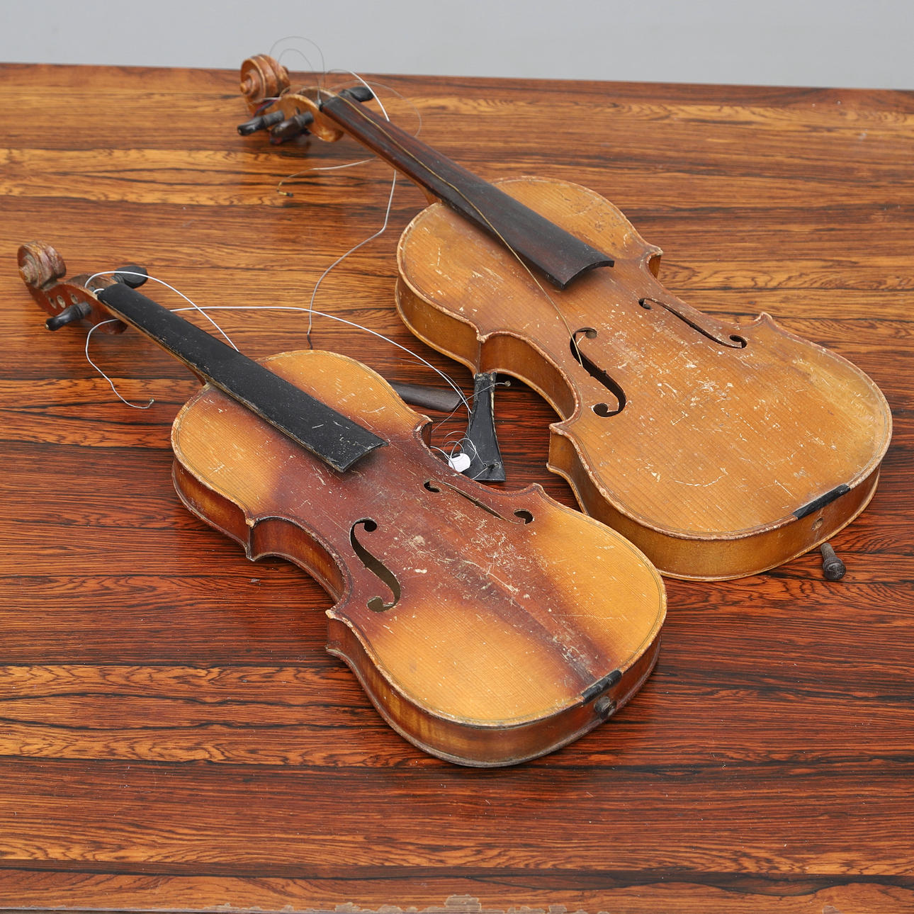 FIOLER, 2 st, b.la kopia efter Stradivarius, 1900-tal.