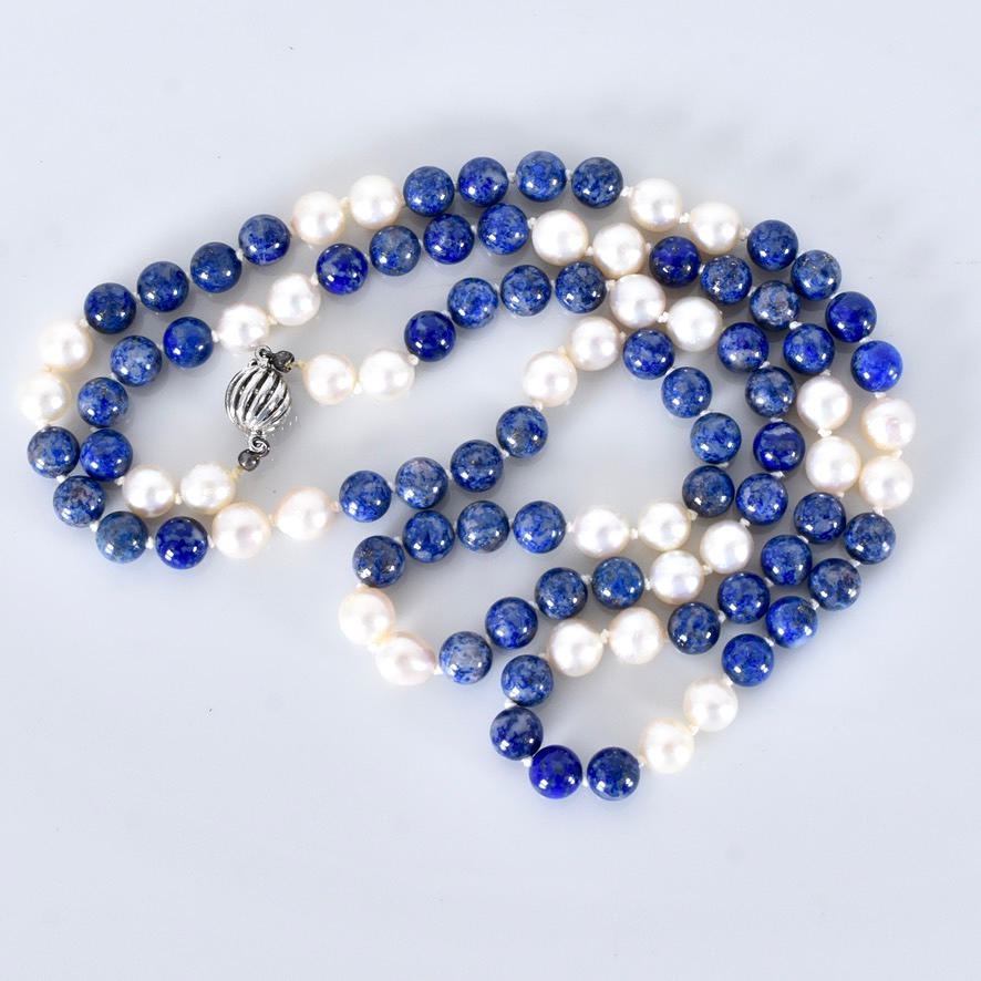 COLLIER, odlade pärlor och lapis lazulikulor.
