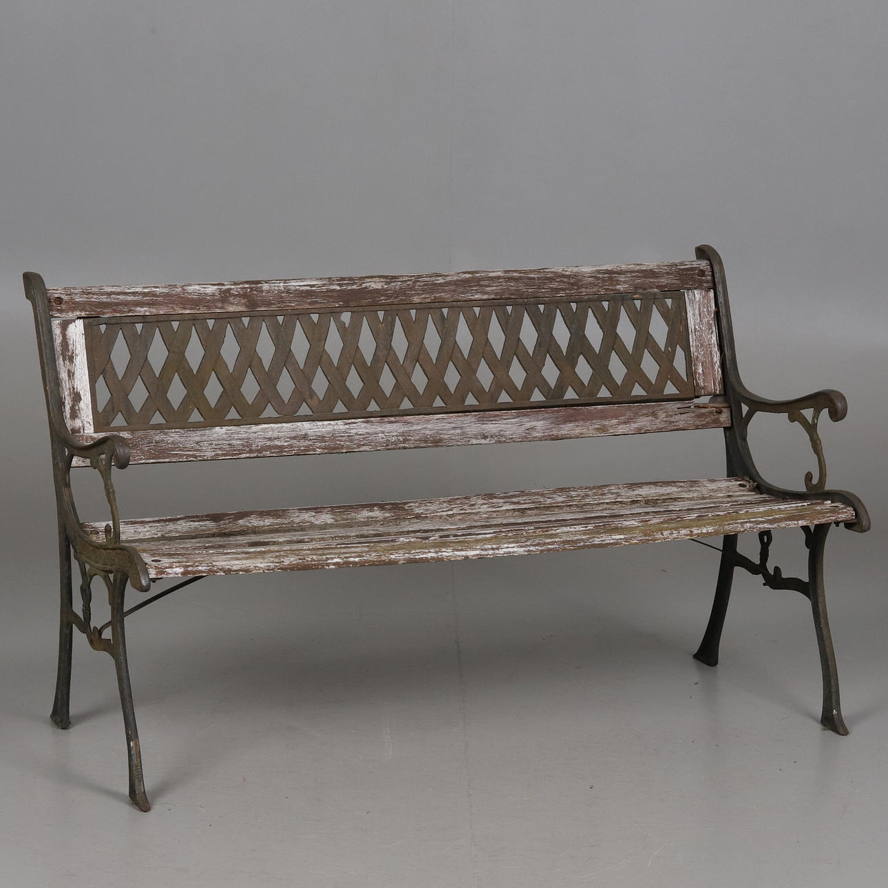 TRÄDGÅRDSSOFFA. Gjutjärn och trä, 1900-talets andra hälft.