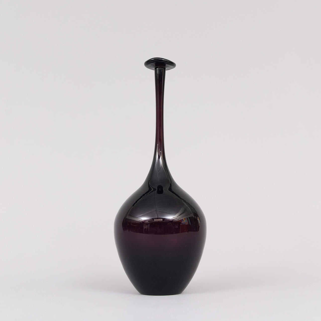 VAS, vinrött glas, 1900-talets andra hälft.