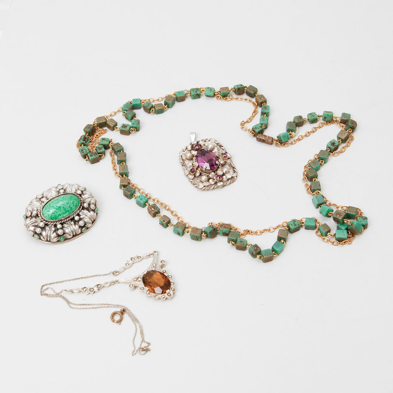 HALSBAND, silver och syntetisk sten. BIJOUTERIER, 3 stycken.