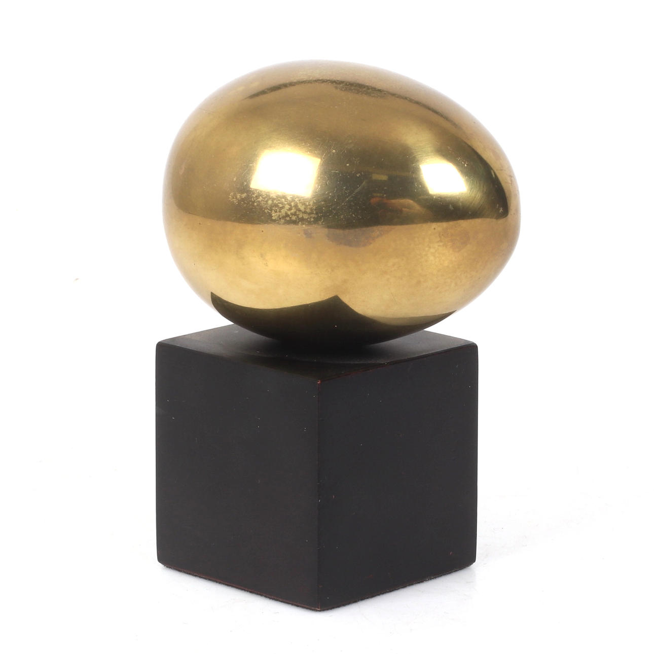 OIDENTIFIERAD KONSTNÄR. Skulptur, i form av ägg, mässing, 19/2000-tal.