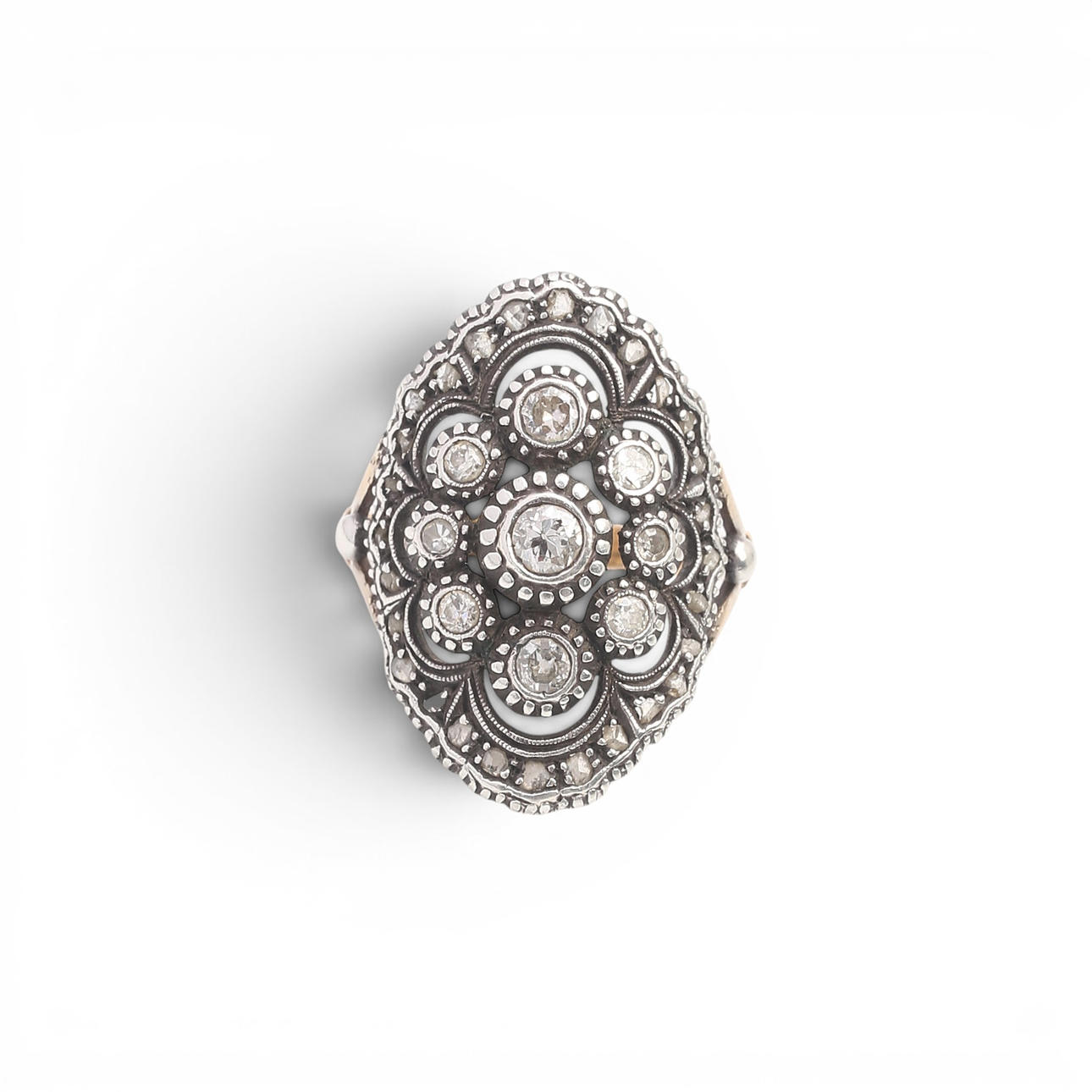 Navettring med diamanter.