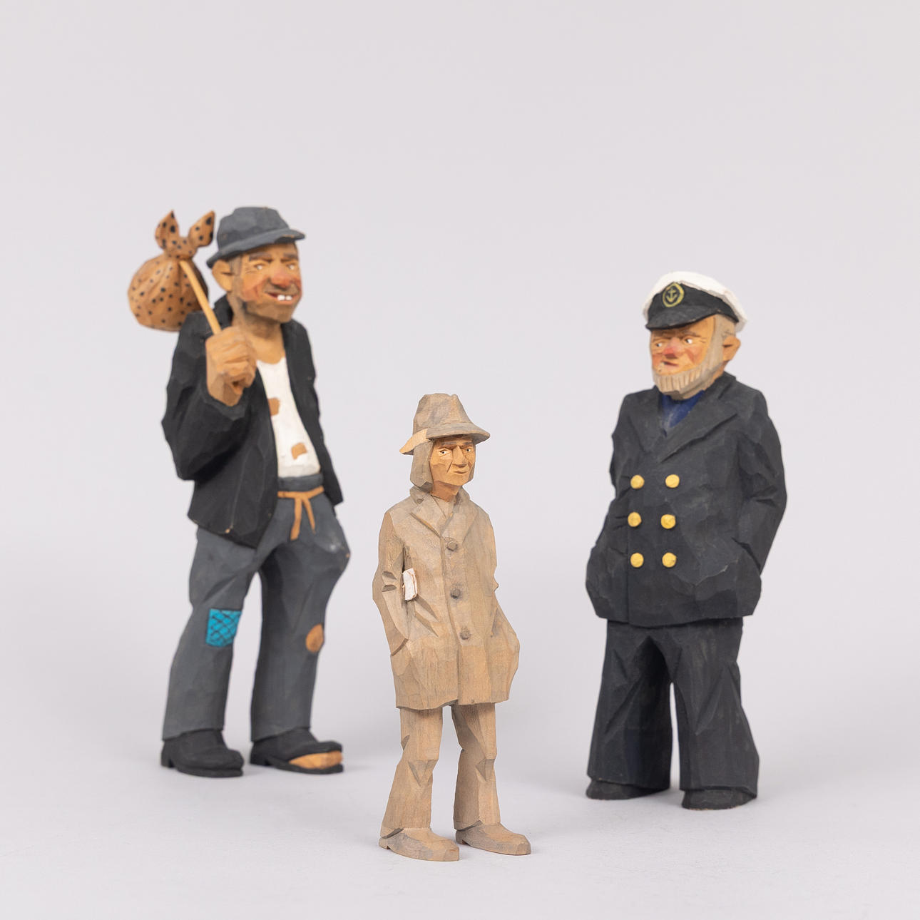FIGURER, 3 st, trä, signerade.